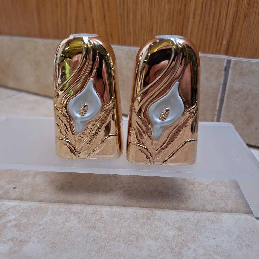 Wm. A Rogers Oneida Calla Lily Salt & Pepper Shakers Goldtone Over Silverplate